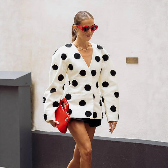 Damen Taillierter Blazer mit tiefem V-Ausschnitt, voluminösen Ärmeln und Polka‑Dot‑Applikationen Nord Taschen
