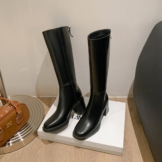 Damen Kniehohe Glattleder-Stiefel mit skulpturalem Blockabsatz und Rückenreißverschluss Nord Taschen