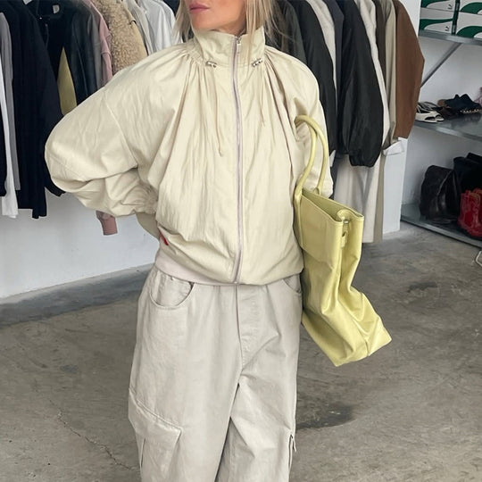 Damen Oversize Windjacke mit hohem Stehkragen, Tunnelzug-Schulterpasse und Ballonärmeln Nord Taschen