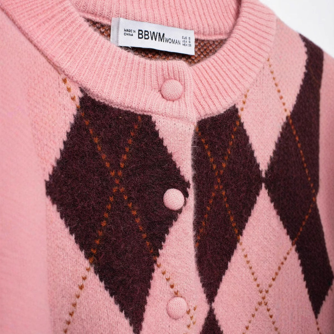 Damen Kurze Rauten‑Argyle‑Strickjacke mit Rundhals und stoffbezogenen Knöpfen Nord Taschen