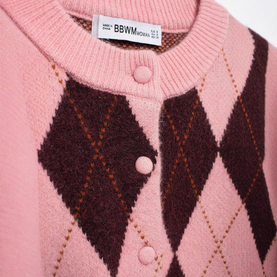 Damen Kurze Rauten‑Argyle‑Strickjacke mit Rundhals und stoffbezogenen Knöpfen Nord Taschen