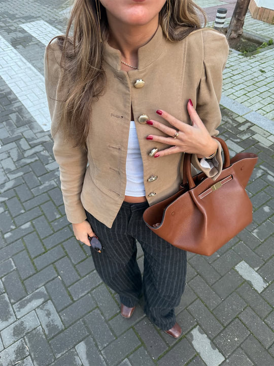 Damen Taillierter Wildlederoptik-Blazer mit Stehkragen und goldenen Zierknöpfen Nord Taschen