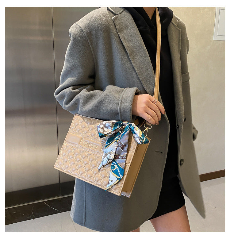 Damen elegante Handtasche mit modernen Details und dekorativem Schal Nord Taschen