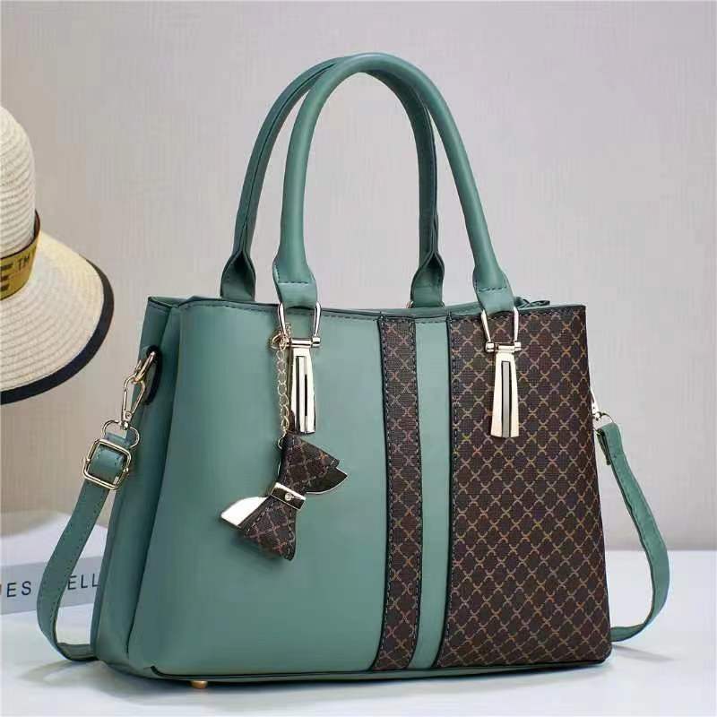 Damen Handtasche mit edlem Strukturdesign und dekorativem Schleifen-Anhänger Nord Taschen