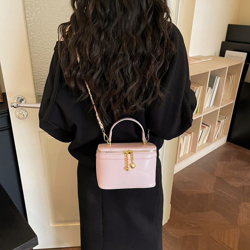 Damen Clutch mit dekorativen Kettenakzenten Nord Taschen