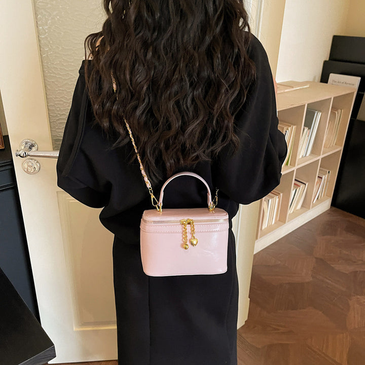 Damen Clutch mit dekorativen Kettenakzenten Nord Taschen