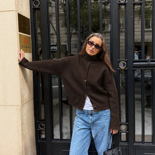Damen 80+ kurzer Rippstrick‑Cardigan mit hohem Stehkragen und Knopfleiste Nord Taschen
