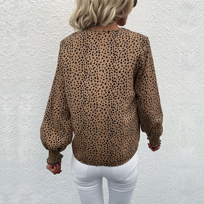 Damen Leichtfall-Bluse mit V-Ausschnitt, durchgehender Knopfleiste und gerüschten Manschetten Nord Taschen