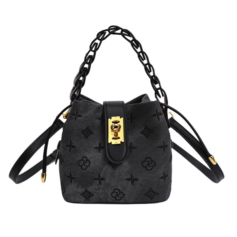 Damen Hobo-Tasche aus hochwertigem Kunstleder mit auffälligem Kettenakzent Nord Taschen