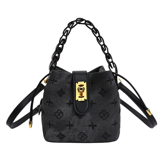 Damen Hobo-Tasche aus hochwertigem Kunstleder mit auffälligem Kettenakzent Nord Taschen