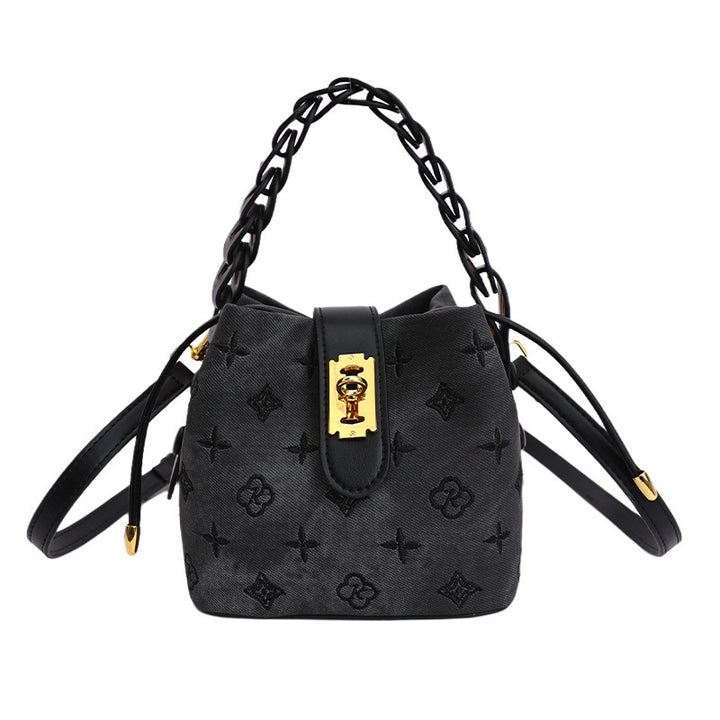 Damen Hobo-Tasche aus hochwertigem Kunstleder mit auffälligem Kettenakzent Nord Taschen