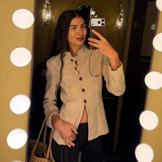 Damen Taillierter Wildleder-Blazer mit Stehkragen und Zierknöpfen Nord Taschen