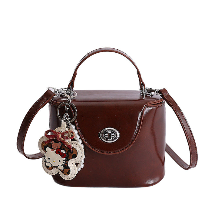 Damen Mini-Handtasche im elegant geschwungenen Design mit verspieltem Anhänger Nord Taschen