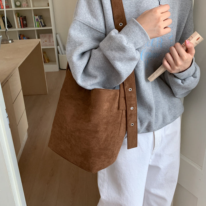 Damen Umhängetasche aus weichem Veloursleder mit lässigem Design Nord Taschen