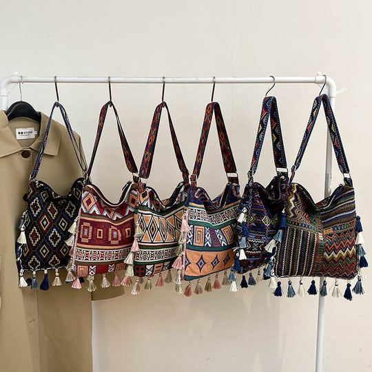 Damen Umhängetasche mit buntem geometrischen Muster und charmanten Quasten Nord Taschen