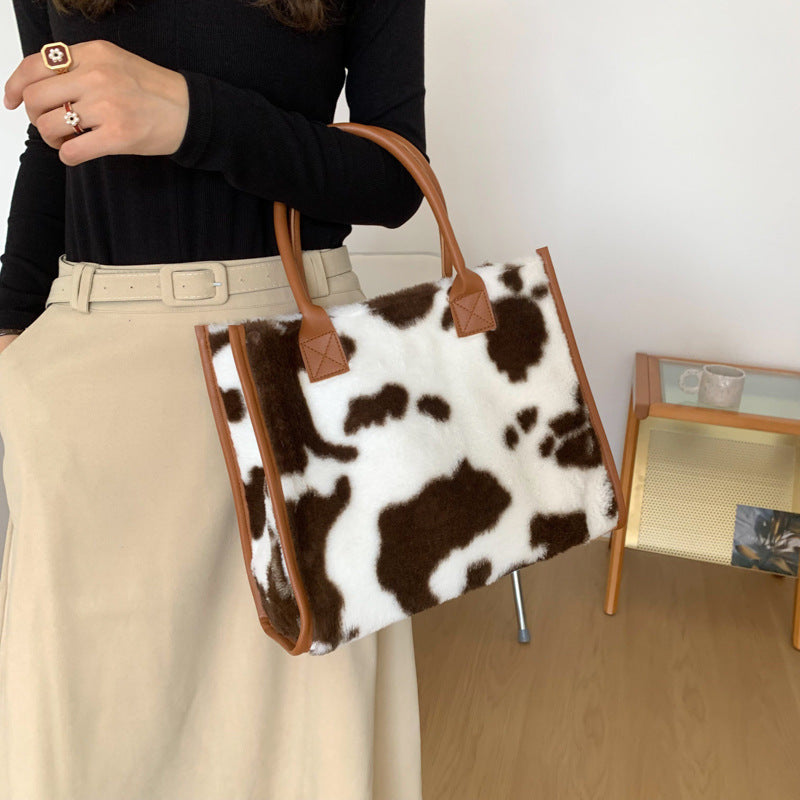Damen Handtasche mit kuscheligem Kunstfell und eleganten Detailverzierungen Nord Taschen