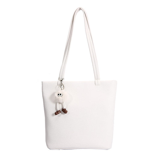 Damen modische Tragetasche aus robustem Leder mit charmantem Anhänger Nord Taschen