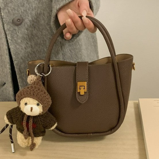 Damen Umhängetasche mit charmantem Kuscheltieranhänger Nord Taschen