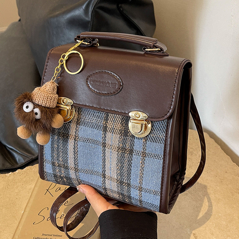 Damen Umhängetasche mit eleganter Karostruktur und hochwertigen Metallelementen Nord Taschen