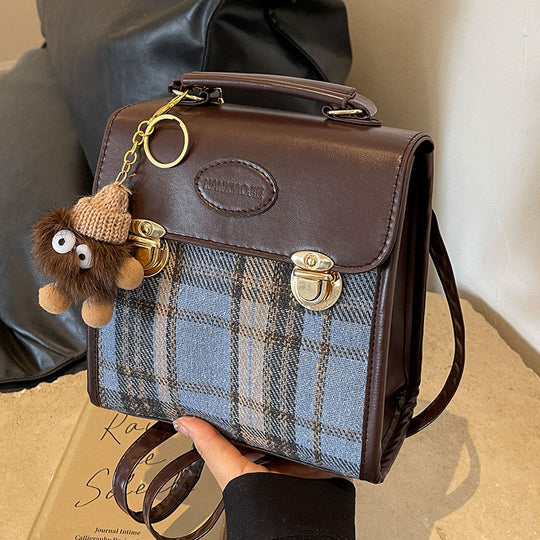 Damen Umhängetasche mit eleganter Karostruktur und hochwertigen Metallelementen Nord Taschen