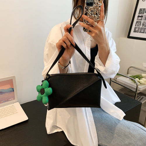 Damen Clutch mit verspieltem Blumendetail | Nord Taschen
