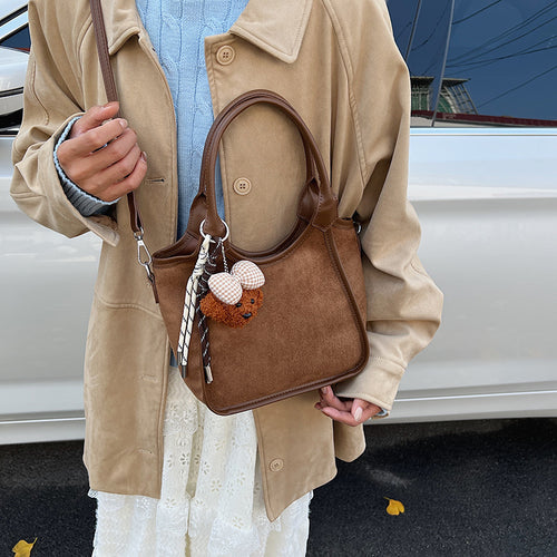Damen modische Handtasche aus weichem Wildleder mit verspieltem Anhänger Nord Taschen
