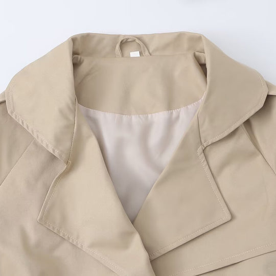 Damen Cropped Trenchjacke mit Taillengürtel, breitem Revers und Cape-Detail Nord Taschen