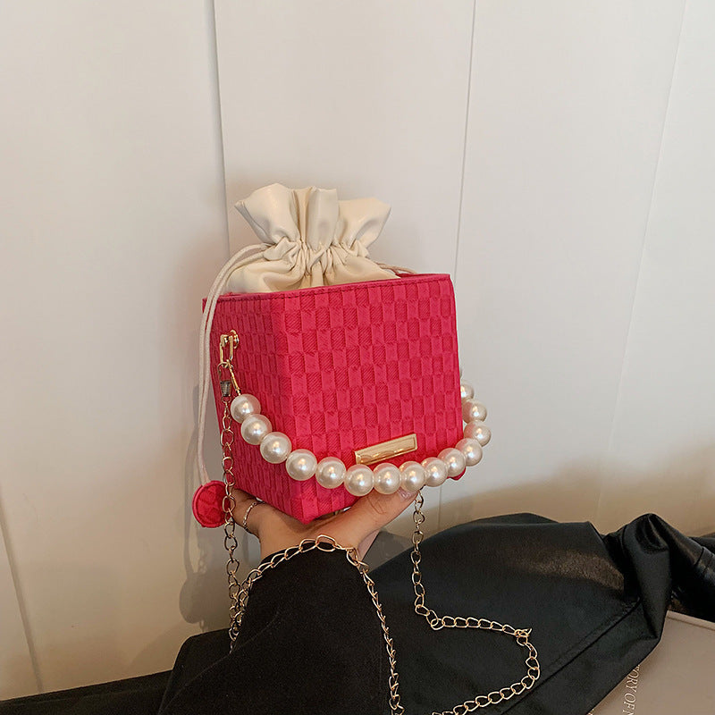 Damen Umhängetasche mit Perlenkette und raffiniertem Zugverschluss Nord Taschen