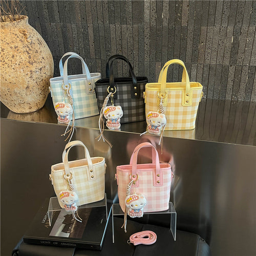 Damen Mini-Handtasche mit kariertem Design und verspieltem Anhänger Nord Taschen