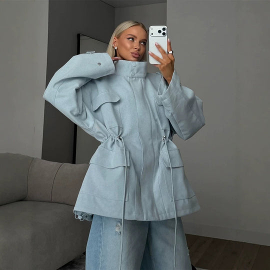 Damen Oversize Utility-Jacke mit Tunnelzugtaillierung, hohem Stehkragen und Pattentaschen Nord Taschen