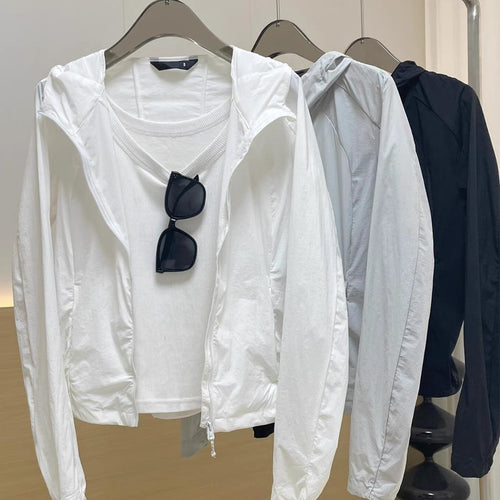 Damen Leichte Kapuzen-Windjacke mit Reißverschluss und verstellbarem Saum Nord Taschen