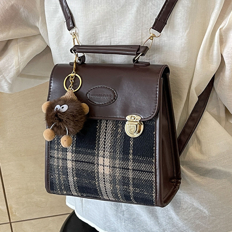 Damen Umhängetasche mit eleganter Karostruktur und hochwertigen Metallelementen Nord Taschen