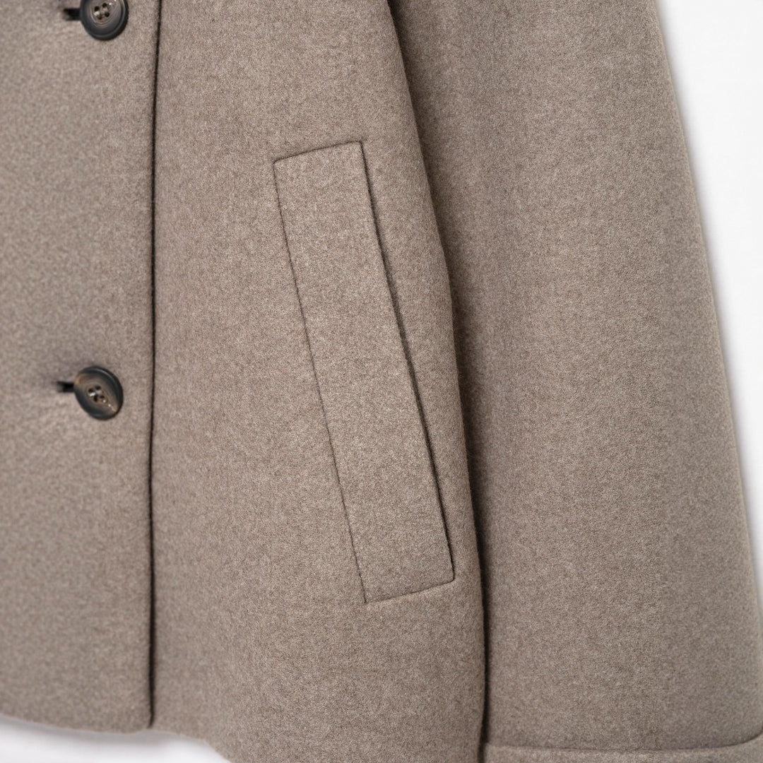 Damen Kurzjacke im Boxy-Cut aus Wollmix mit hohem Stehkragen und asymmetrischer Knopfleiste Nord Taschen