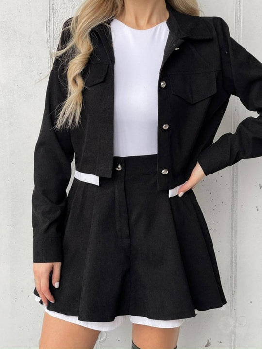 Damen kurzes Cordjacken- und Faltenrock-Set mit taillenhohem Faltenrock und cropped Hemdjacke Nord Taschen