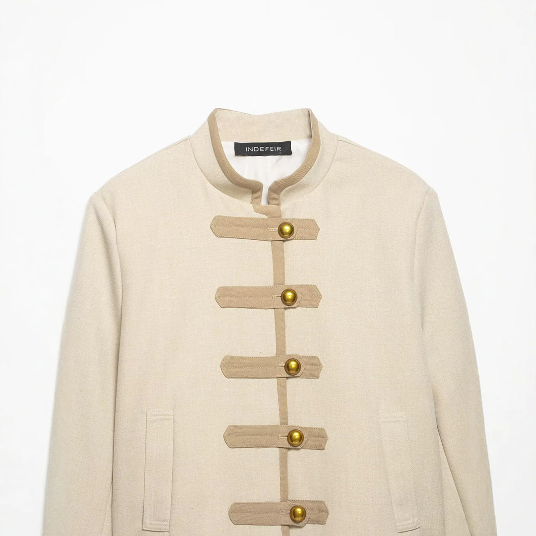 Damen Kurze Jacke im militärisch inspirierten Stil mit Stehkragen und Zierriemen Nord Taschen
