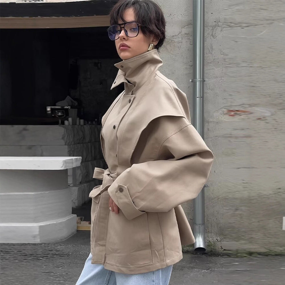 Damen Taillierte Übergangsjacke mit Stehkragen, Schultercape und Bindegürtel Nord Taschen