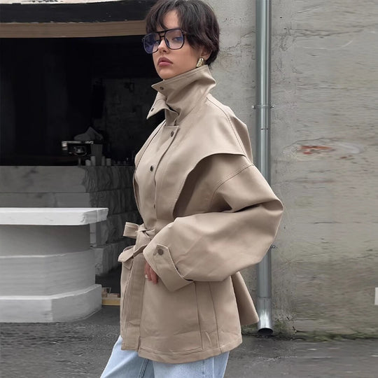 Damen Taillierte Übergangsjacke mit Stehkragen, Schultercape und Bindegürtel Nord Taschen