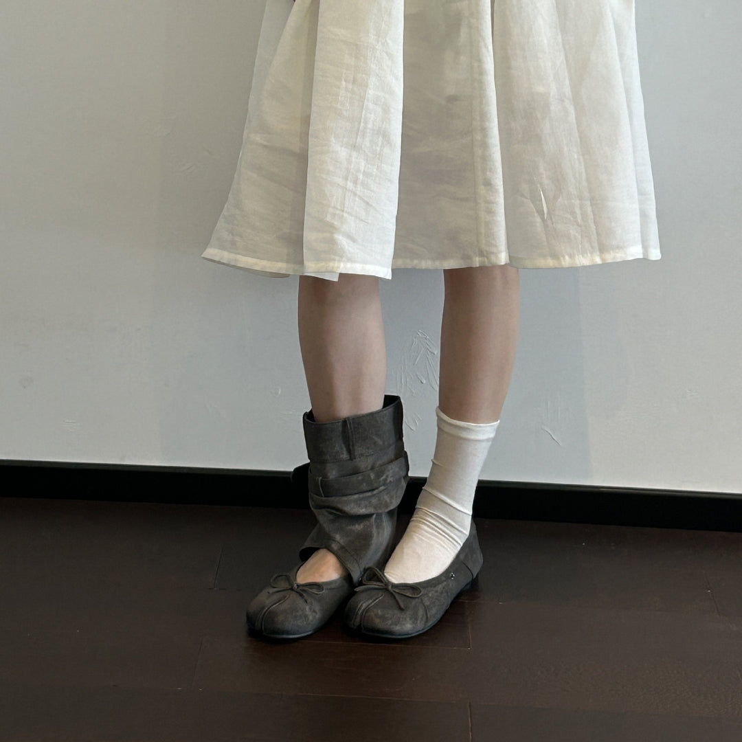 Damen Tabi-inspirierte Veloursleder-Ballerina mit Kappnaht und Schleifen-Detail Nord Taschen