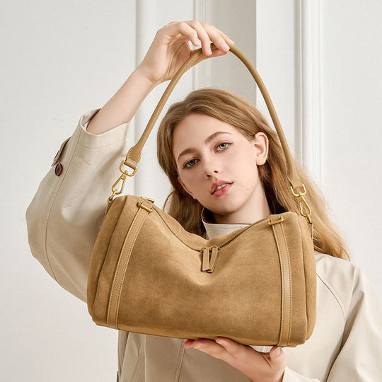Damen Hobo-Tasche aus weichem Wildleder mit goldenen Akzenten Nord Taschen