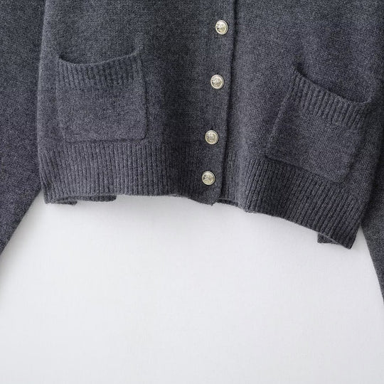 Damen Oversize-Wollmix-Cardigan mit V-Ausschnitt, goldfarbenen Zierknöpfen und aufgesetzten Taschen Nord Taschen