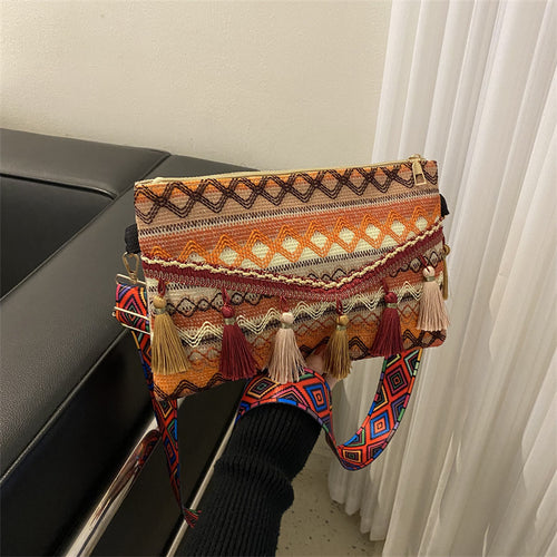 Damen modische Clutch-Tasche mit fransigen Akzenten und buntem Stickmuster Nord Taschen