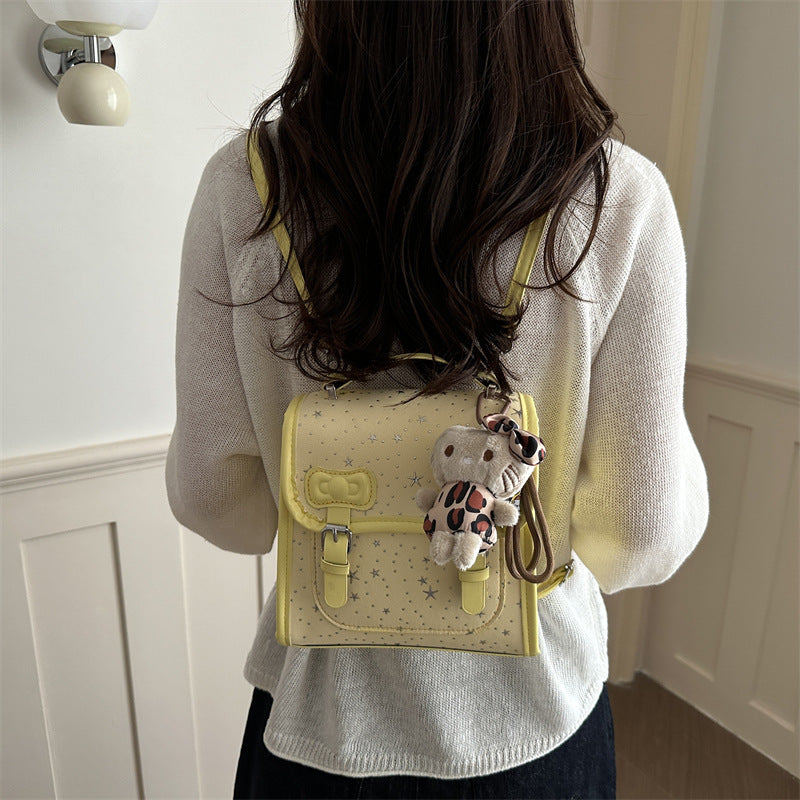 Damen Rucksackhandtasche mit niedlichem Tieranhänger und glänzender Oberfläche Nord Taschen