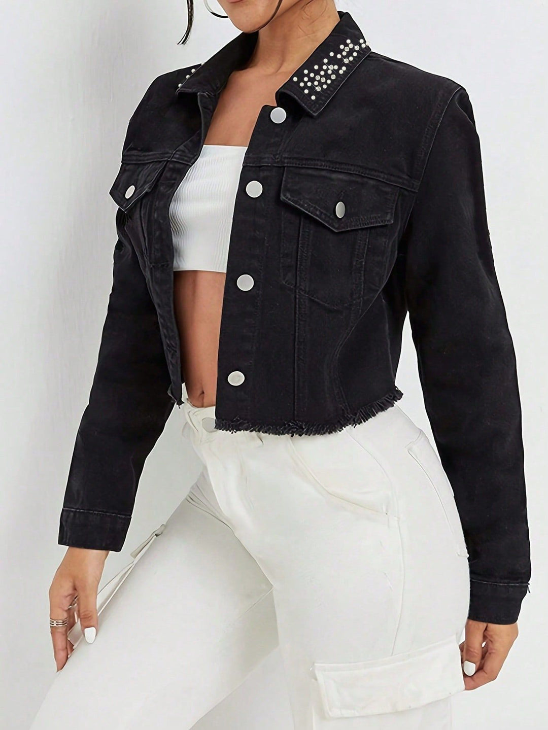 Damen Cropped Jeansjacke mit perlenbesetztem Kragen und rohem FransenSaum Nord Taschen