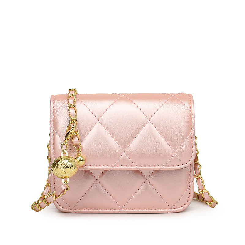 Damen Mini-Umhängetasche mit glänzender Kette und charmantem Anhänger Nord Taschen