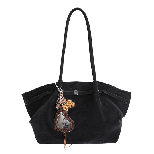 Damen Schultertasche aus hochwertigem Kunstleder mit dekorativem Anhänger Nord Taschen