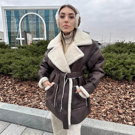 Damen Oversize-Lammfellimitat-Mantel mit kontrastierendem Schalkragen und Bindegürtel Nord Taschen