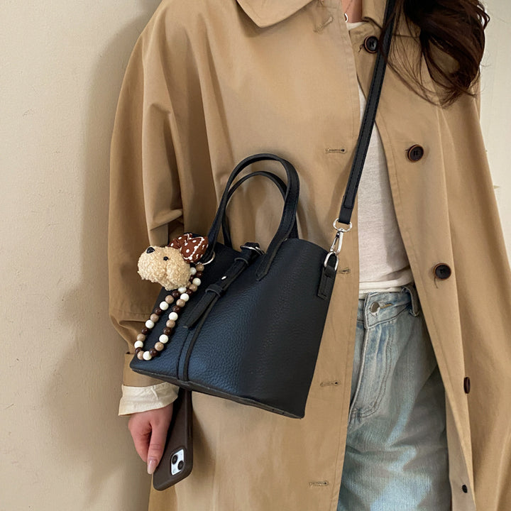 Damen Handtasche mit verspieltem Tieranhänger und hochwertiger Textur Nord Taschen