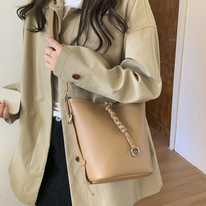 Damen Beuteltasche mit fransigem Kordelzug und charmantem Anhänger Nord Taschen