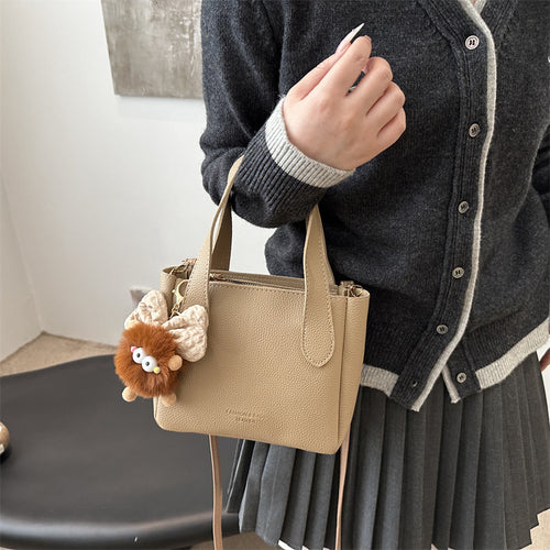 Damen elegante Handtasche mit flauschigem Anhänger Nord Taschen