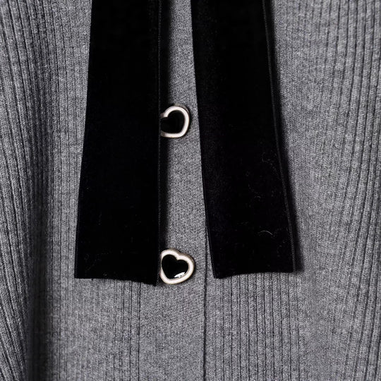 Damen Feinstrick-Cardigan mit V-Ausschnitt, Samtschleife und Herzknöpfen Nord Taschen